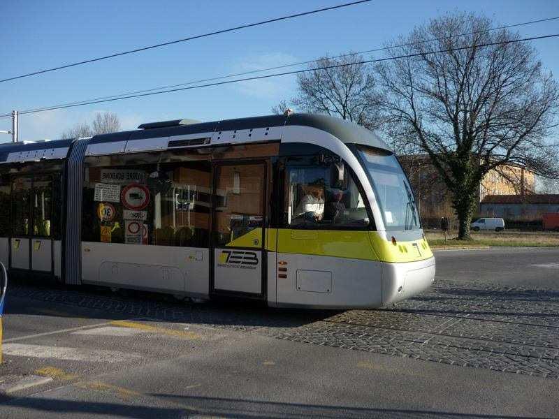 protetta, al doppio binario ed ai semafori asserviti al passaggio del tram negli incroci con attraversamento a raso, che permetteranno una velocità massima di 70 km/h.