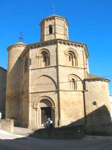 Proseguendo il cammino prima di entrare a Villamayor di Monjardín (percorsi 9,2km), si possono ammirare la Fuente del Moro (secolo XIII una robusta cisterna coperta con volta ad arco di stile