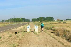 Dopo 1,8 km si costeggia il Canal de Castilla, una grande opera di ingegneria costruita attorno al 1800 per l irrigazione dei campi e il trasporto dei cerali su zattere trainate da buoi.