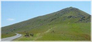 i passa immediatamente accanto a una croce di pietra recintata e si sale lungo la collina fino al passo lasciando alla nostra destra un vecchio rifugio-ricovero in pietra.