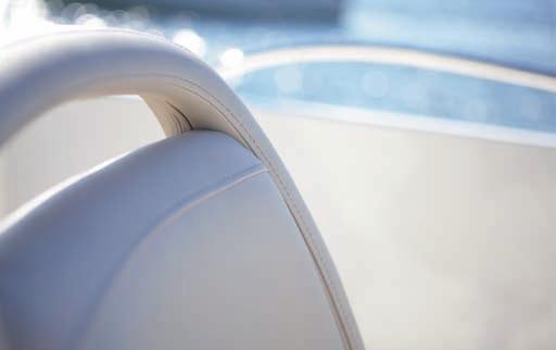 COMFORT Il design della prua rende la barca ancora più spaziosa, con il vantaggio di avere una seduta molto ampia e profonda.