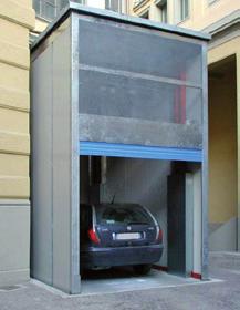 CARMEC ha quindi installato un ascensore per auto con pianale esterno pavimentato, che rende possibile l ingresso e l