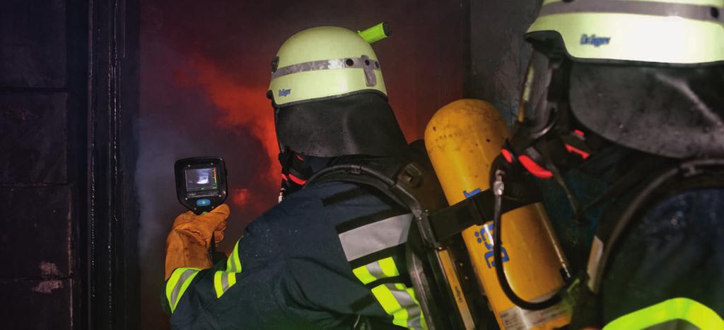 Condizioni difficili senza una termocamera L esplorazione attenta e i movimenti lenti sono tecniche di ricerca standard per le squadre di salvataggio, che spesso operano carponi per mantenersi al di