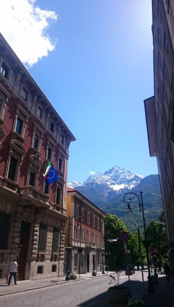 Aosta Notevole l Arco di Augusto: di epoca romana, è uno dei simboli della città. Imponente anche la cinta muraria.