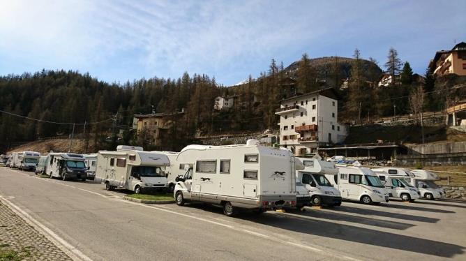 area sosta di Cogne Lasciamo Ilaria a riprendersi e saliamo le scale per arrivare in paese ( c è anche l ascensore) ; appena arrivati in