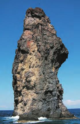 1 ISOLE EOLIE SICILIA Le isole Eolie, patrimonio dell UNESCO e affascinante arcipelago con due vulcani ancora attivi, prendono il nome da Eolo, il Dio Greco del Vento e sono note per le loro