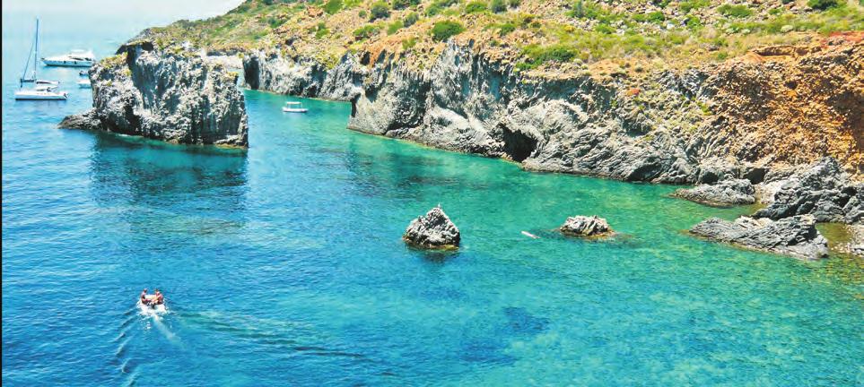 isola, faremo rifornimento di acqua a S. Marina e poi pernotteremo nella suggestiva baia di Rinella, dove gusteremo una splendida cena al tramonto.