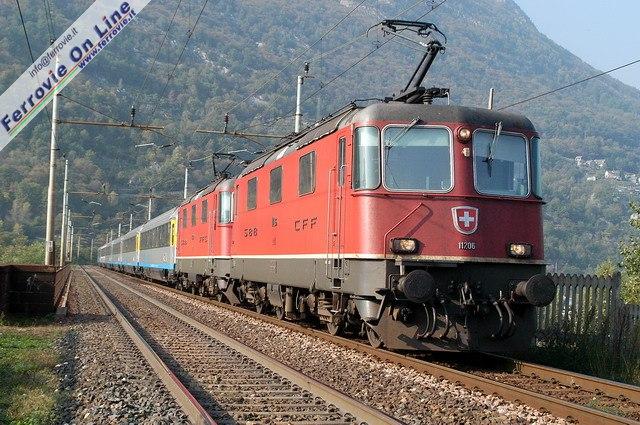 Da dicembre 2004 Cisalpino ha preso in carico tutti i collegamenti passeggeri diurni Italia - Svizzera attraverso il valico del Sempione.