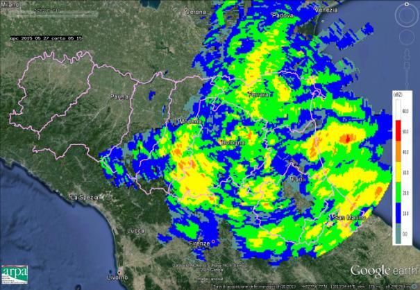 pianura bolognese. Questo ultimo nucleo convettivo si dissolve nel volgere di poco tempo. Figura 11: Mappe di riflettività del 27/05/2015 alle 09:30 UTC (a sinistra) ed alle 12:30 UTC (a destra).