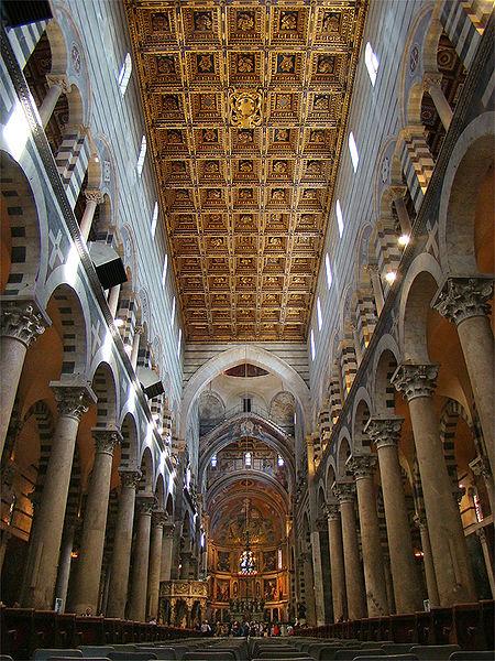 Anche all interno del Duomo di Pisa continua l uso del marmo bicromo che decora a fasce orizzontali le pareti, i pilastri e gli archi o creano forme geometriche o croci La copertura della navata