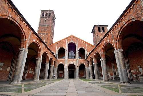 SANT AMBROGIO a MILANO La facciata è a capanna semplice ed è decorata da due serie di arcate: una inferiore che segue le arcate del quadriportico.