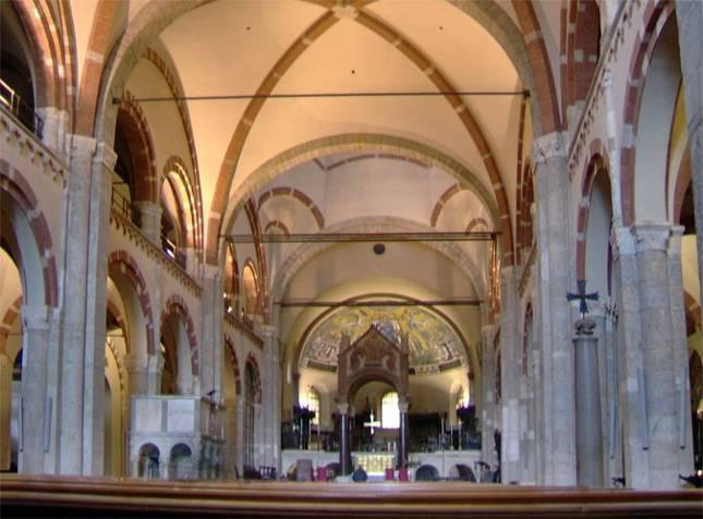 L interno della Basilica è realizzato in laterizi e pietra bianca che crea un effetto cromatico decorativo.