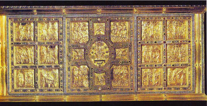 L altare venne realizzato tra l'824 e l'859 ed è firmato da Vuolvino magister phaber, per questo viene anche chiamato Altare di Vuolvino.