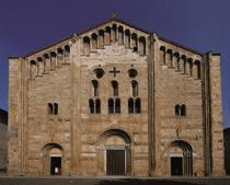 ARCHITETTURA L architettura Romanica è concentrata prevalentemente sulla costruzione di edifici religiosi: chiese, abbazie e