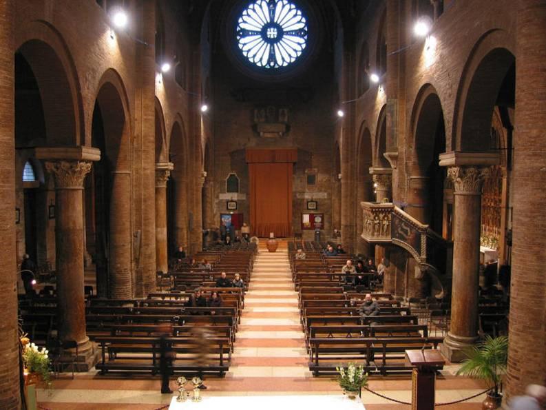L interno del Duomo è realizzato in laterizio, più leggero per la costruzione di architetture così elaborate La copertura originale era a