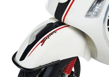 Disegnato per esaltare il carattere sportivo di Vespa GTS Super questo kit adesivi è realizzato in PVC di alta qualità in grado di resistere a lavaggi, agenti atmosferici e raggi solari.