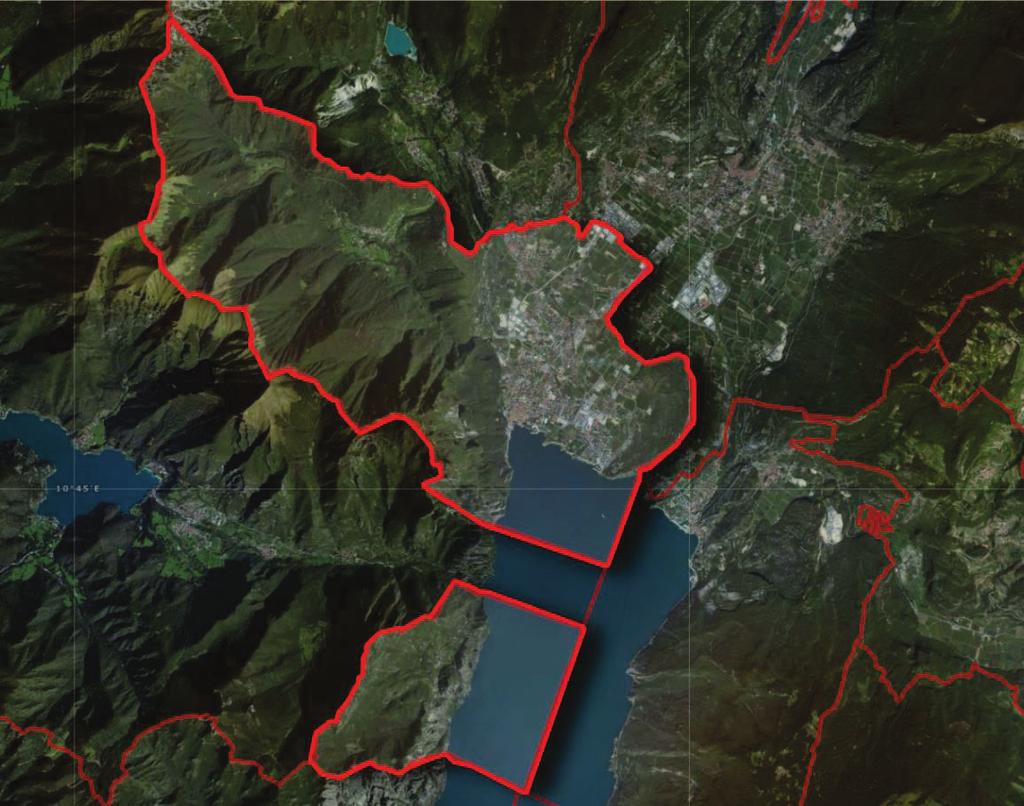 La parte ovest del territorio è caratterizzata dalla presenza di un area boschiva, mentre a sud la cittadina si affaccia sul Lago di Garda: la città, dominata dalle pareti rocciose del Monte