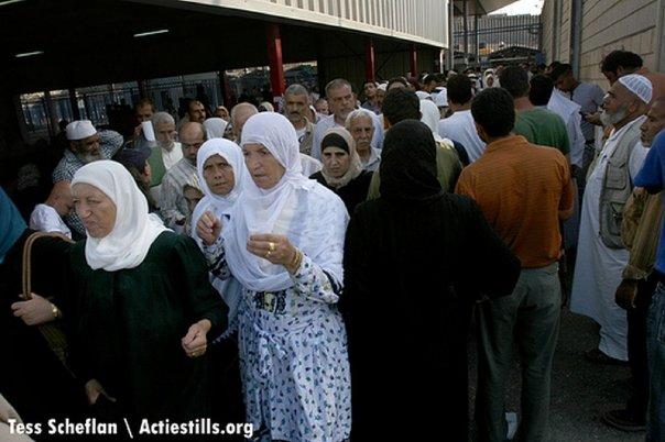 Palestinesi aspettano di attraversare il Checkpoint di Qalandia per recarsi a Gerusalemme, alla moschea di Al Aqsa il quarto e ultimo venerdi del mese del Ramadan. (www.activestills.