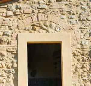 In the first countryside of the wonderful city of Volterra, about 5 km from its historical centre and its shops/services, for sale flats, semi-detached villas