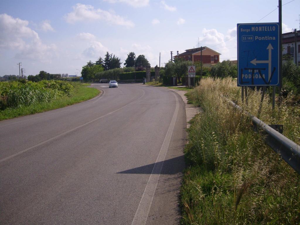 3 DESCRIZIONE DELL OPERA E DELL INTERVENTO INCROCIO STRADA PROVINCIALE VELLETRI ANZIO II CON VIA TOTI La realizzazione dell intersezione a rotatoria consente la regolamentazione del traffico