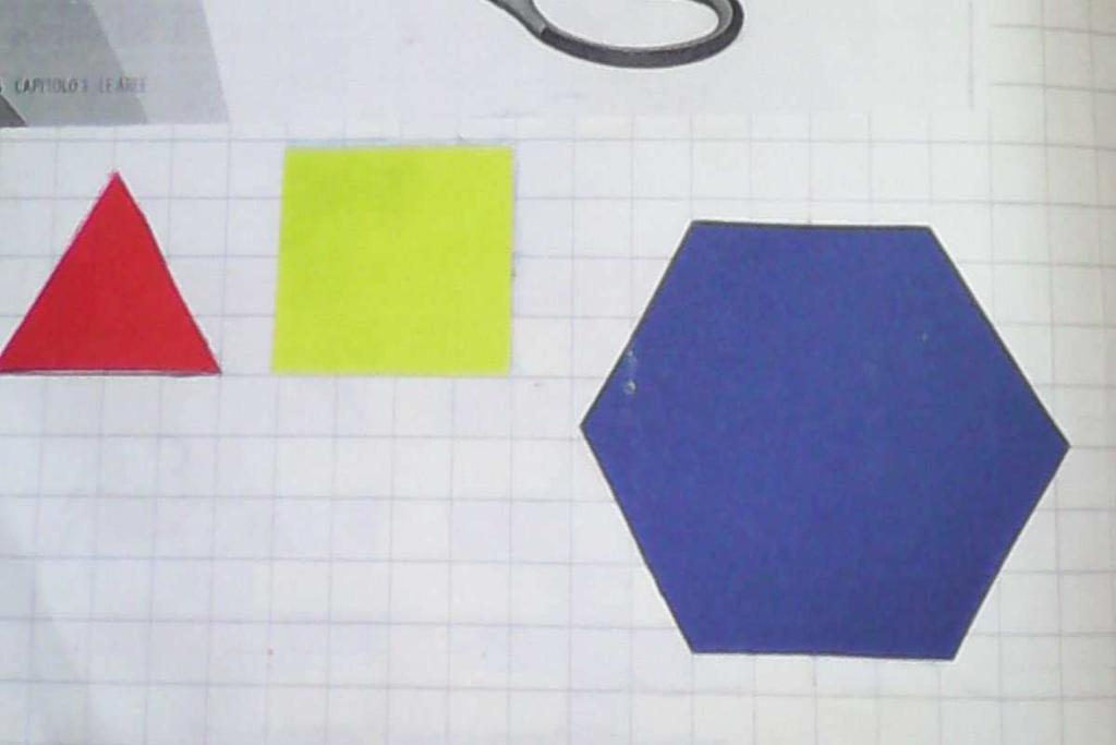 dei poligoni sopra descritti su cartoncini colorati e poi prima
