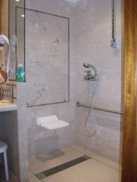Il bagno è dotato di sapone, cuffie, bagnoschiuma, set per piccole riparazioni di sartoria.