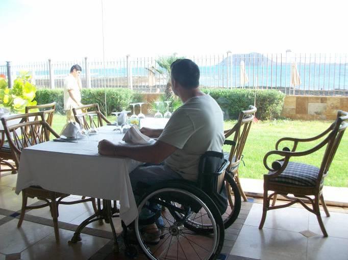 Il bar che serve l area della piscina è aperto dalle 10 di mattina,