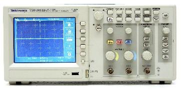 un segnale di 5 Hz e ampiezza 600 mv valore misurato: un segnale di 100 khz e ampiezza 1 V valore misurato: Multimetro digitale Usag 075 E Generare con il generatore di funzioni e misurare: 3