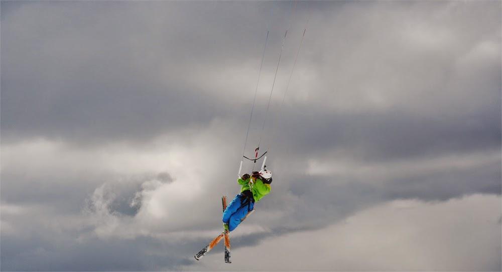 Snow kite Uno sport invernale in cui le persone usano dei Kite (grandi aquiloni) per farsi trainare su superfici innevate come pendii montuosi.