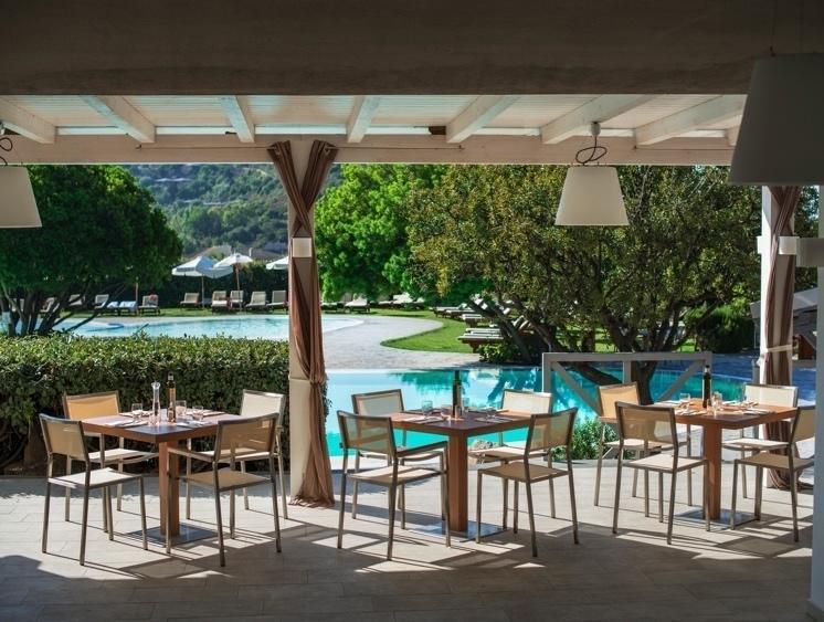 POOL RESTAURANT E il ristorante della piscina principale, accessibile attraverso una scalinata, oppure