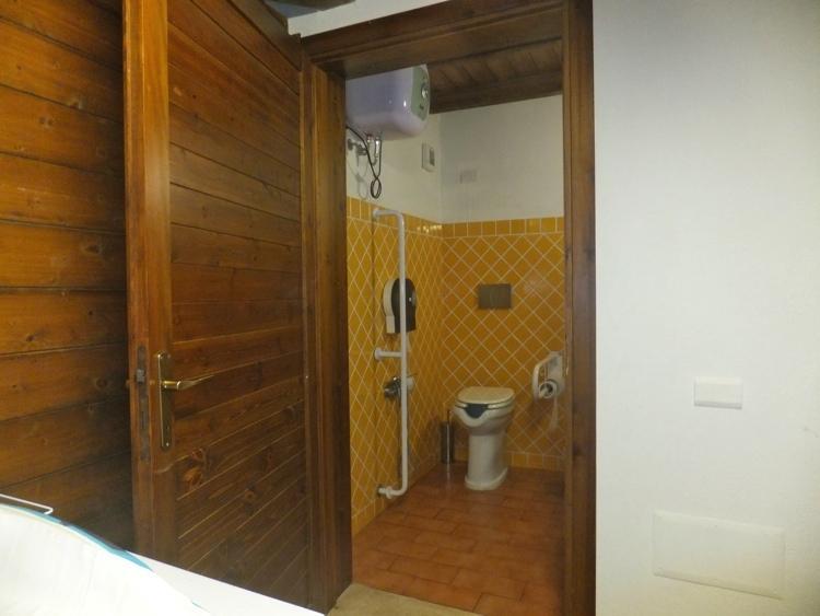 <8%. Le porte d ingresso misurano 85 cm ciascuna; il wc è alto 54,5 cm, di tipo