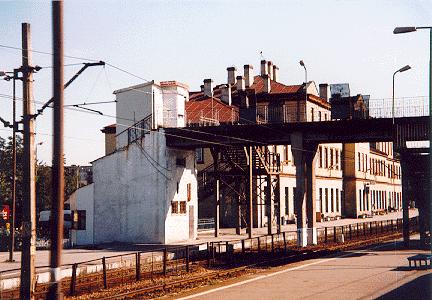 La stazione di Skarzysko Kamienna. Sotto, a destra, la targa.