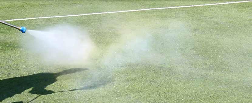 SYNTHETIC TURF Clean Garden EXTRA Detergente ad elevata azione sanificante Detergente concentrato alcalino, ad elevata azione sanificante per erba sintetica e manti sportivi sintetici in generale,