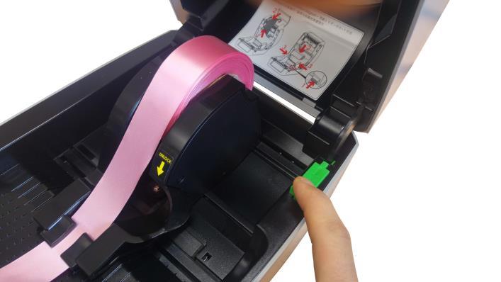 La stampante è cosi pronta per stampare, la procedura di caricamento nastro è la stessa da seguire per caricare le etichette adesive in rotolo, se le etichette adesive