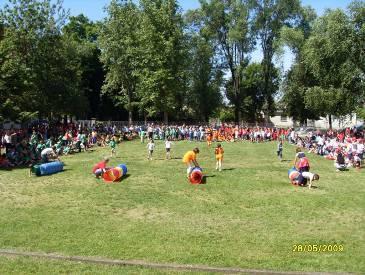 (i bambini delle classi seconde raffigurano gli animali che scappano verso il fiume; vince la squadra che impiega meno tempo ad ultimare il percorso con tutti i componenti) Mentre tutti discutevano