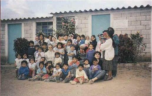 bambini degli istituti sono tristi e sempre protesi alla ricerca di affetto; i bambini del villaggio sono allegri, socievoli, vivaci.