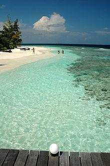 10/03 - Malè (Maldive Maldive) Malè è situata all'interno degli atolli lungo la barriera oceanica che delimita l'atollo stesso separandolo dalle profonde acque oceaniche.