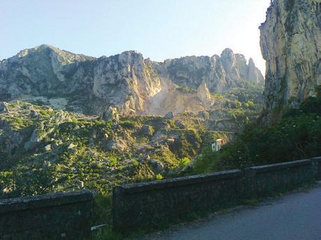 affioramenti rocciosi e delle sue alte guglie che vengono denominate Dolomiti del Sud da E.