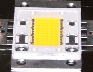 Esempio pratico: Ad esempio per alimentare questo led bianco da 20 25 Watt (13 V 1,3 Ampere ) i 13 Volt perche non è un unico led ma una matrice di led composta da serie e paralleli.