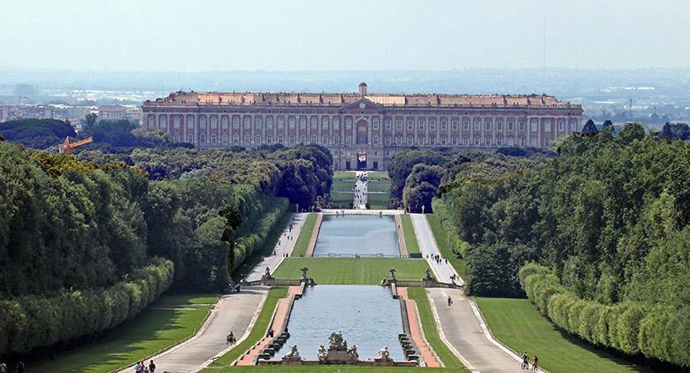 bagagli in Hotel e proseguimento verso l Hotel ROYAL a CASERTA (4 stelle) posizionato proprio di fronte alla Reggia. Cena e pernottamento in Hotel.