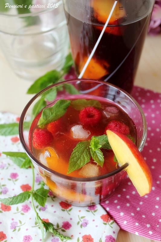 Bellini-tè profumato alla pesca e menta Questo cocktail è invece leggermente alcoolico, per la presenza di