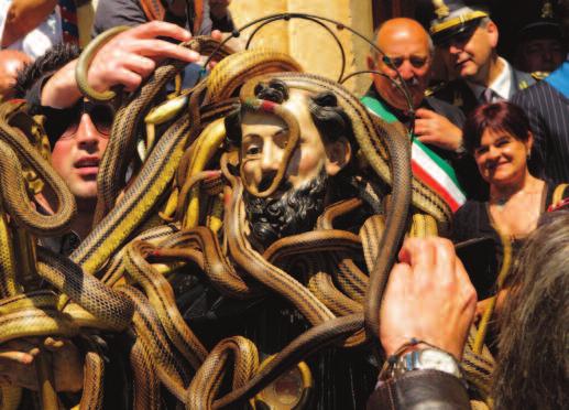 16 L'antichissima Festa di San Domenico abate, Rito dei Serpari, a Cocullo (AQ), si celebra il primo di maggio di ogni anno.