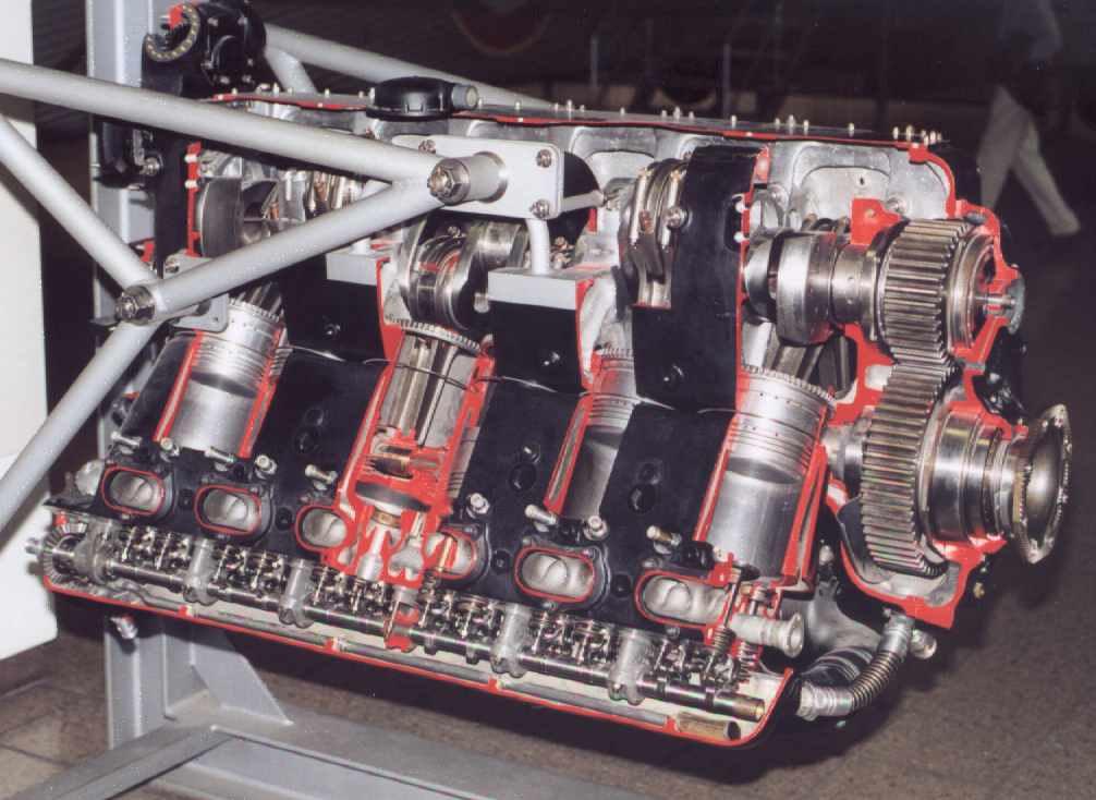Il motore VD007 DB605 12 cilindri a V Cilindrata 35700 cc Peso 700 kg Potenza