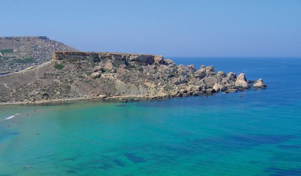 Tra le spiagge più belle da non perdere è Laguna blu a Comino, isola molto piccola di 3,5 chilometri quadrati, quasi disabitata, che ospita un unico hotel.