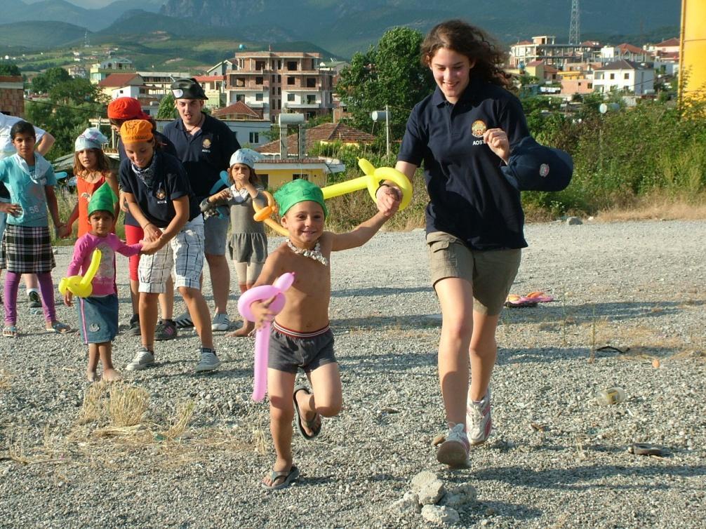 Un anno è passato, e come attratti da una irresistibile calamita, siamo tornati a trovare quei bambini. E non solo i bambini ci hanno subito riconosciuti, ma anche lui, Artan, si ricordava di noi.