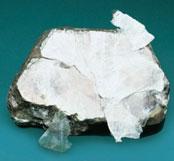 mineralogica di una roccia (cioè sul tipo e sulla quantità dei minerali in essa presenti) è la sua origine geologica. In base all origine le possono essere suddivise in tre gruppi.
