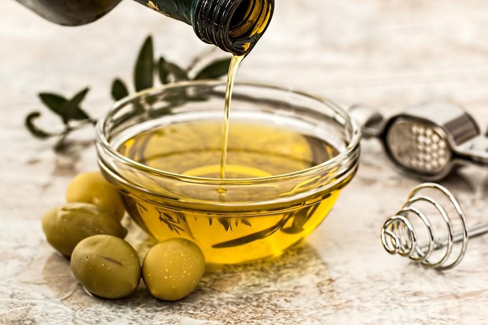 Olio extravergine di oliva In predimed il consumo di EVO migliora la pressione sanguigna, il controllo glicemico,, la funzione endoteliale, il profilo lipidico ( aumento di HDL e diminuzione del