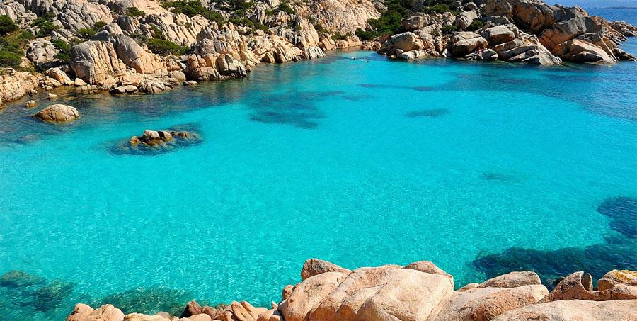 Caprera Cala Coticcio, qui sopra, resta sempre nella top ten delle baie più belle del mondo.