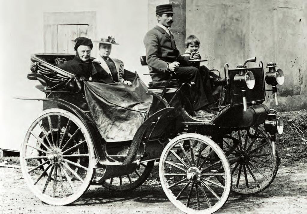 Una delle prime automobili a Schramberg nel 1895 Un pezzo avvincente di storia dell automobile Alla fine dell Ottocento guidare un automobile non era un fatto ovvio, ma piuttosto un avventura.