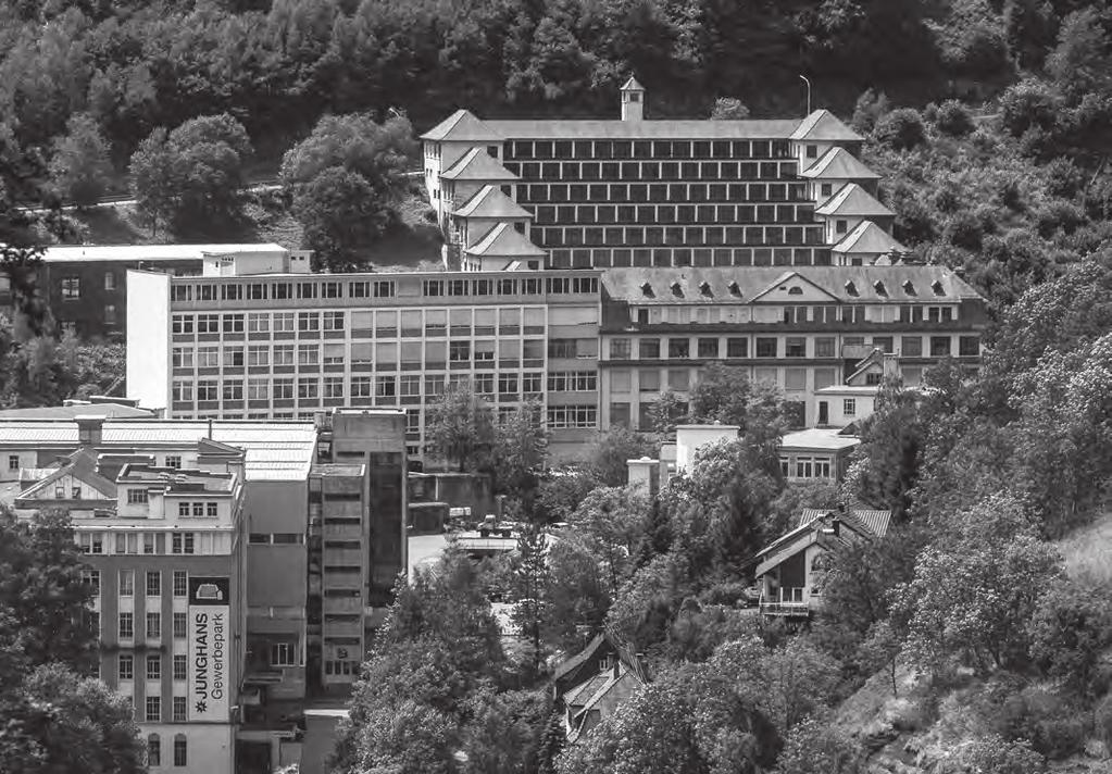 Nel 1903 Junghans è la più grande fabbrica di orologi del mondo, dal 1918 coronata con la costruzione a terrazza in vista da lontano.